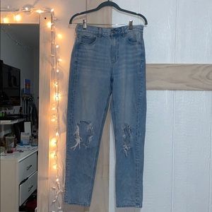 American Eagle light wash rip jeans